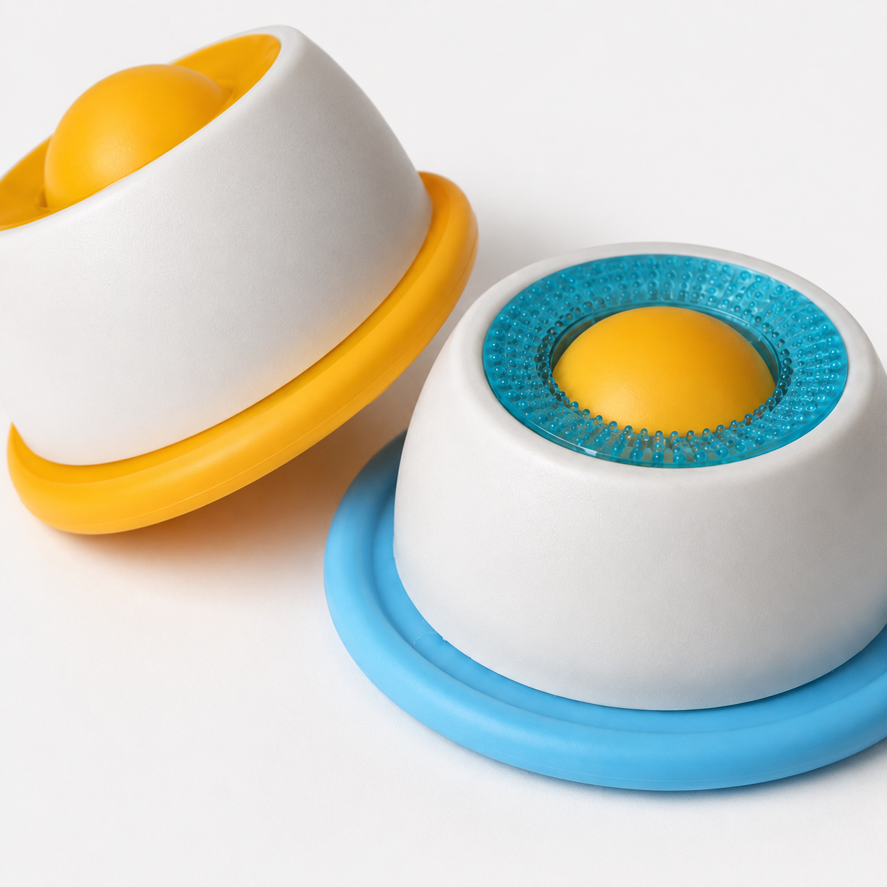 Deux modèles de bol à lécher ChoupiZoo pour chien et chat sur fond blanc lumineux.