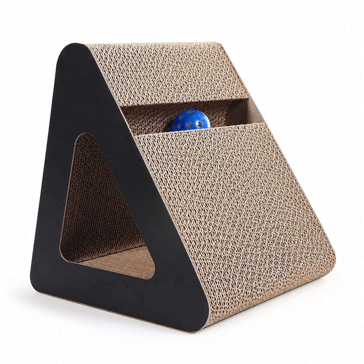 Griffoir en carton incliné pour chat avec balle bleue intégrée, surface ondulée à griffer et côtés noirs.