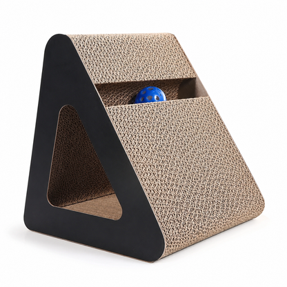 Griffoir en carton incliné pour chat avec balle bleue intégrée, surface ondulée à griffer et côtés noirs.