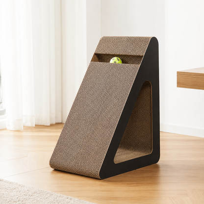 Griffoir incliné ScatChed pour chat présenté dans un intérieur minimaliste lumineux.